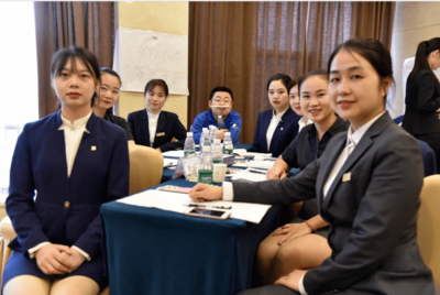 禮儀鑄就卓越服務 薩維爾國際商學院攜手財信酒店打造酒店服務禮儀內訓課堂風采
